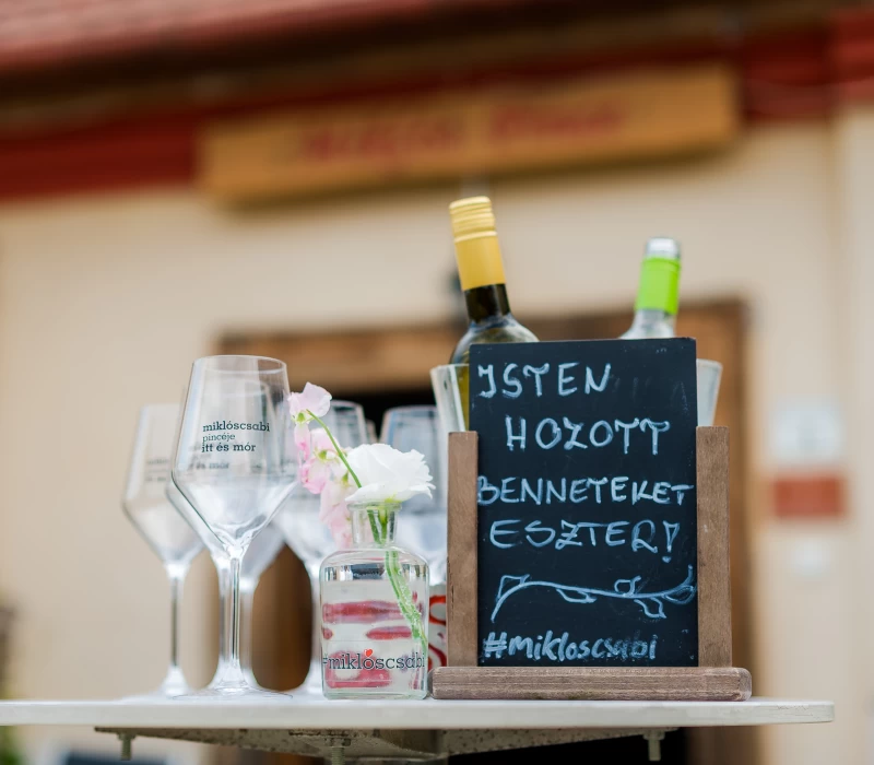 események