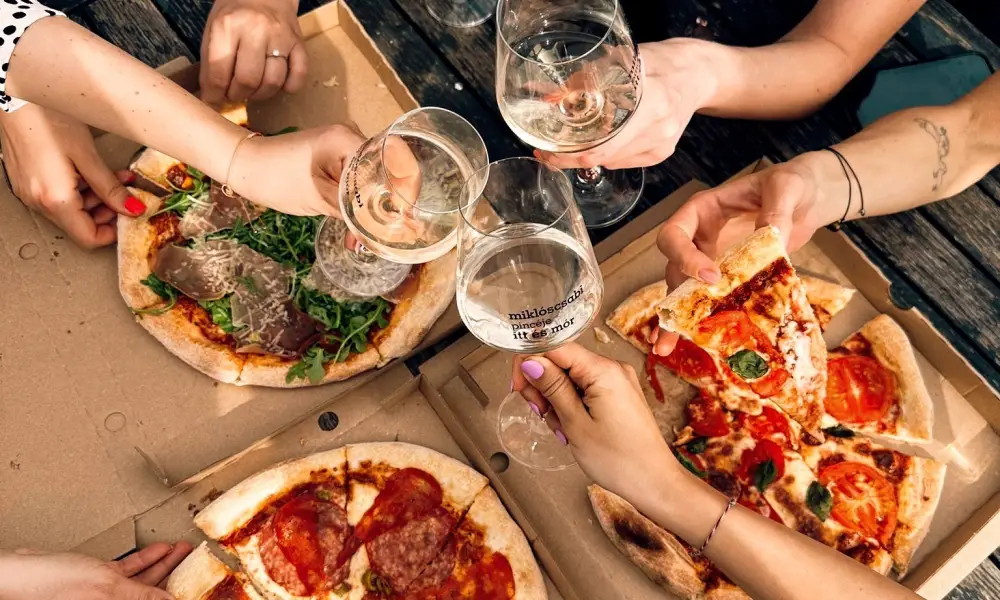 Móron nem csak bor van – hanem pizza is, amiért a galamb is visszajár.